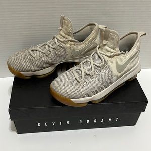 KD 9 Zoom size 7Y, OG slightly damaged box